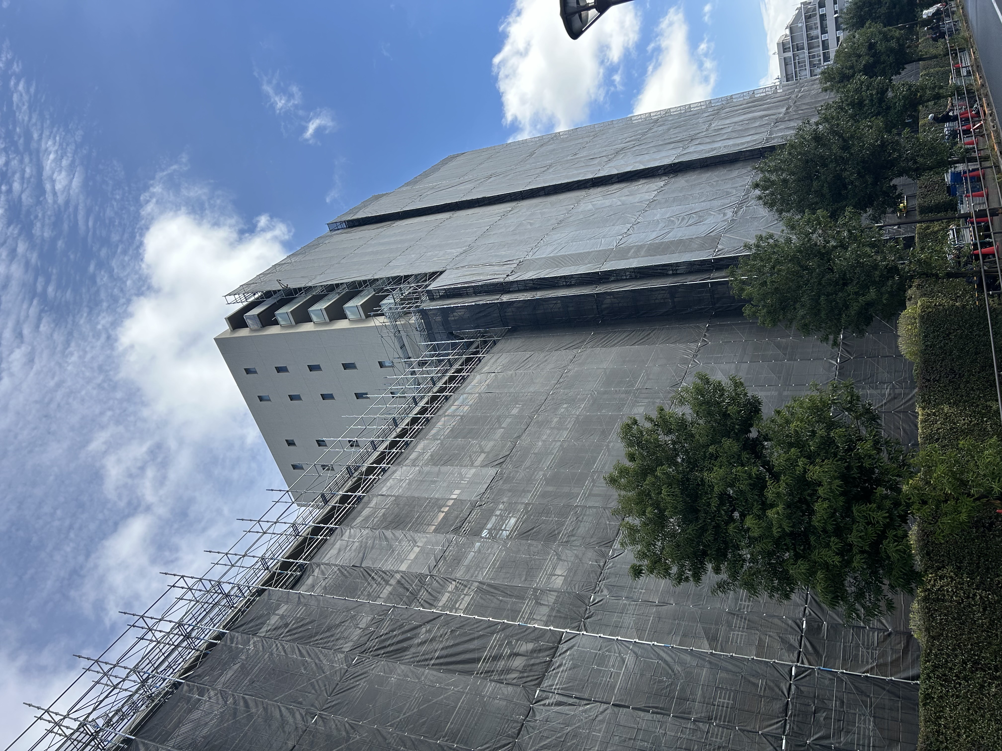 東京都足立区内のマンションで足場仮設工事を行いました。