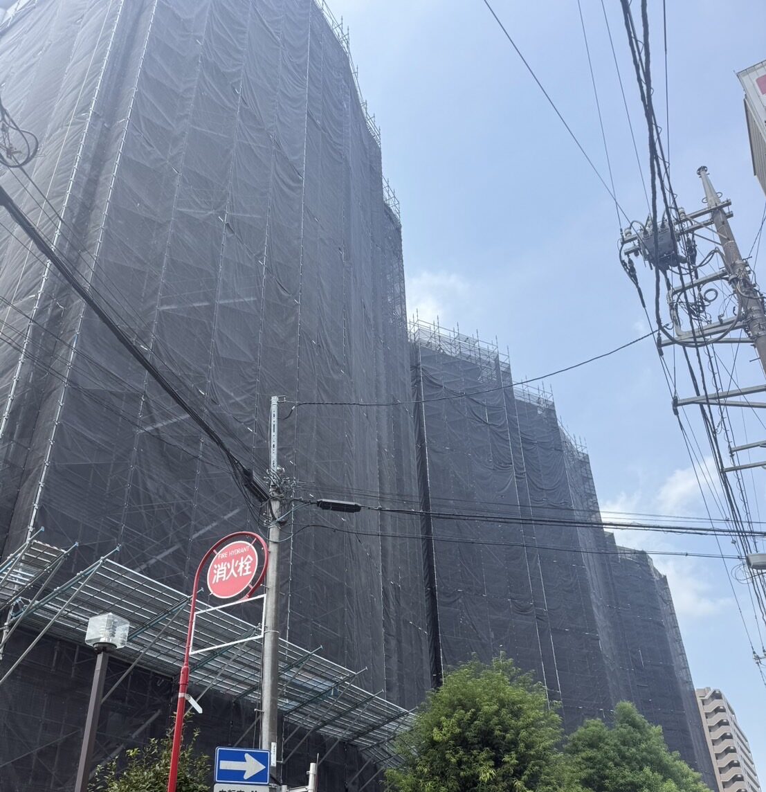 埼玉県上尾市内のマンションで足場仮設工事を行いました。