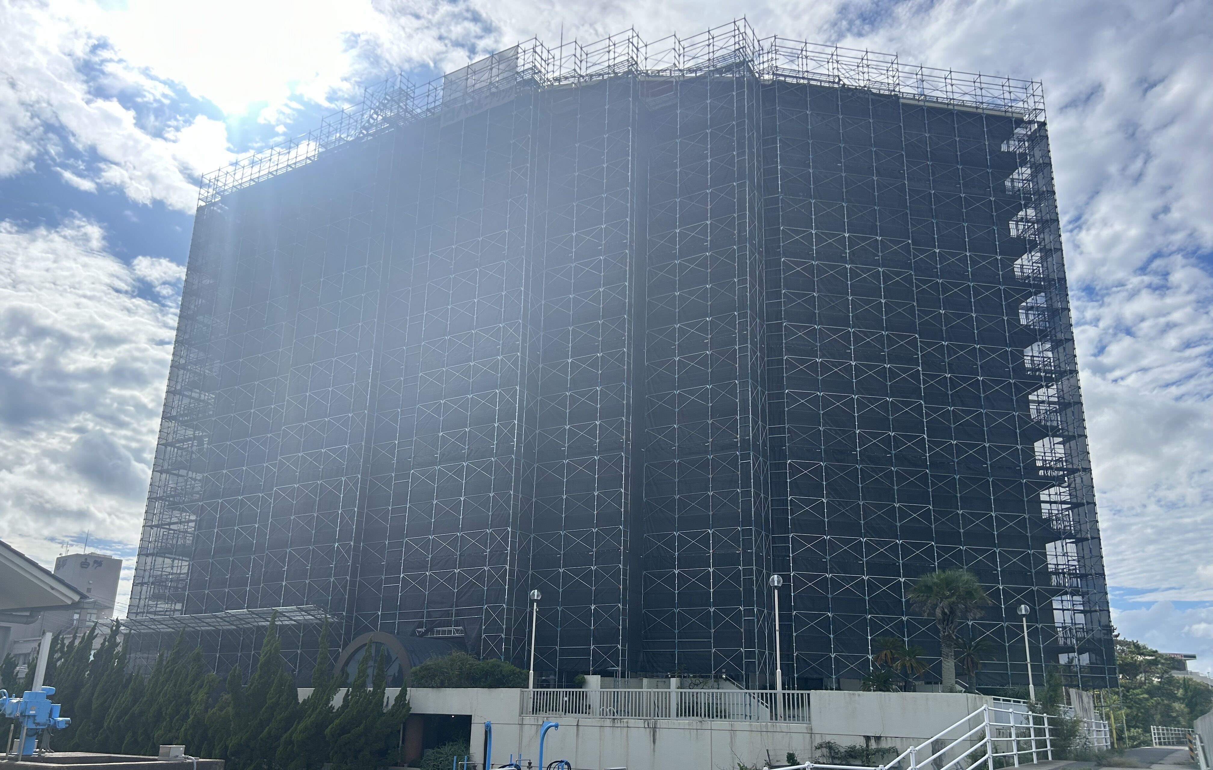 千葉県内のマンションで足場仮設工事を行いました。