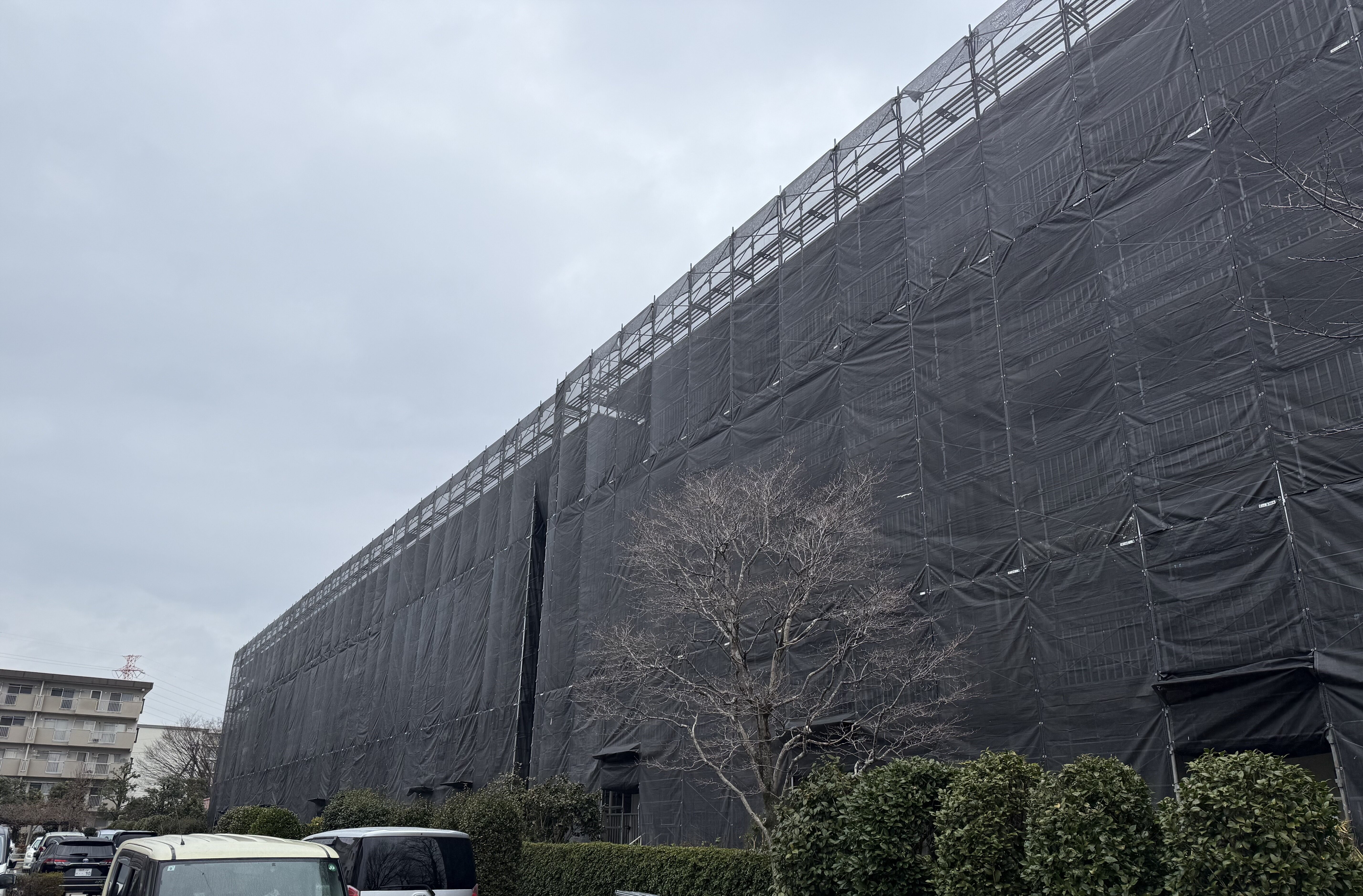 千葉県印西市内のマンションで足場仮設工事を行いました。